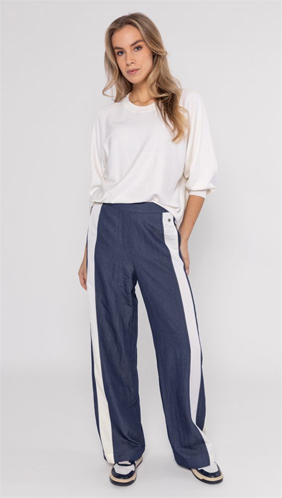 Supple viscose blend pants with sporty contrast stripes, elastic waist and side pockets.