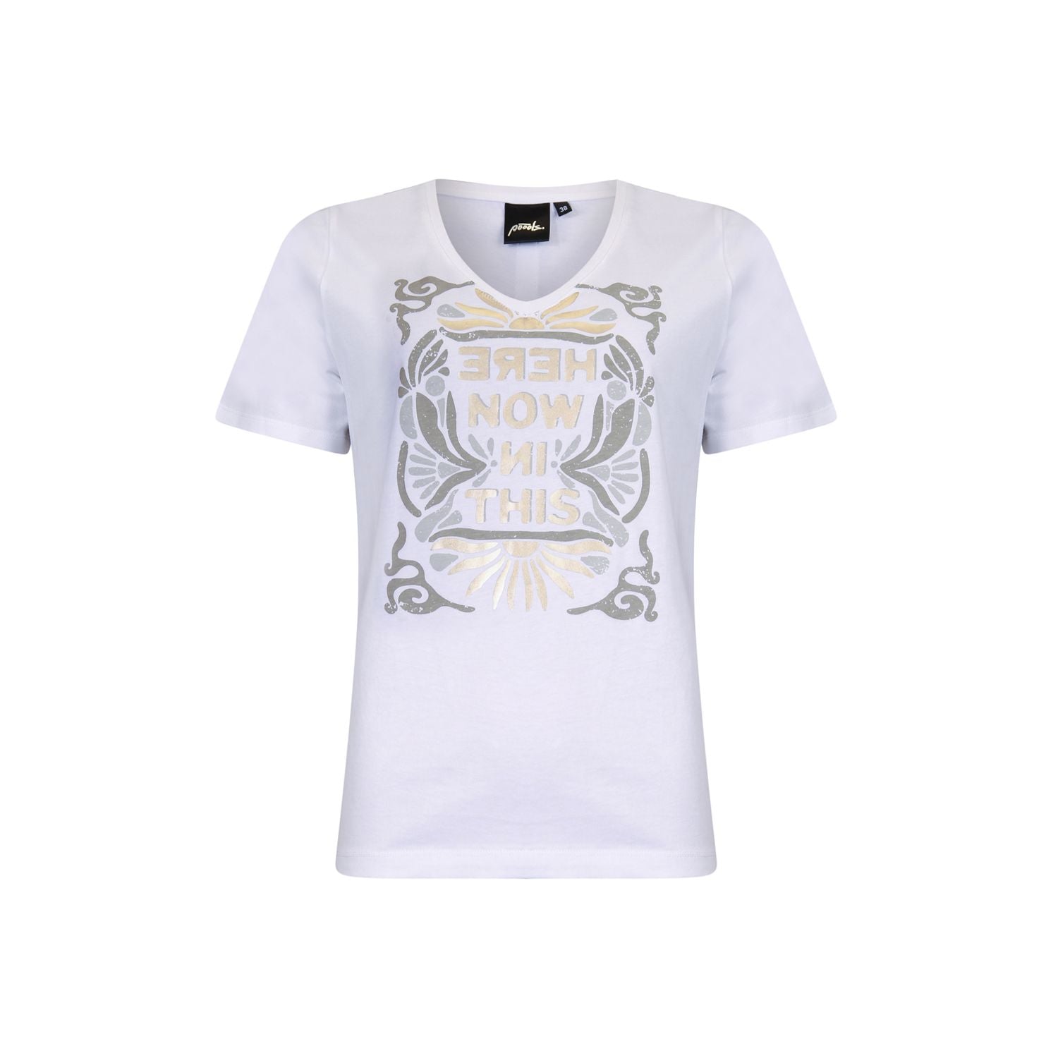 V-neck T-shirt made of 100% cotton with artwork. Pair with one of our jackets for a layered look.