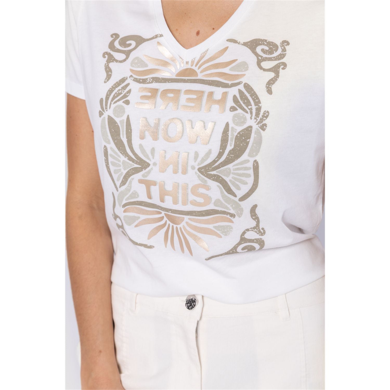 V-neck T-shirt made of 100% cotton with artwork. Pair with one of our jackets for a layered look.