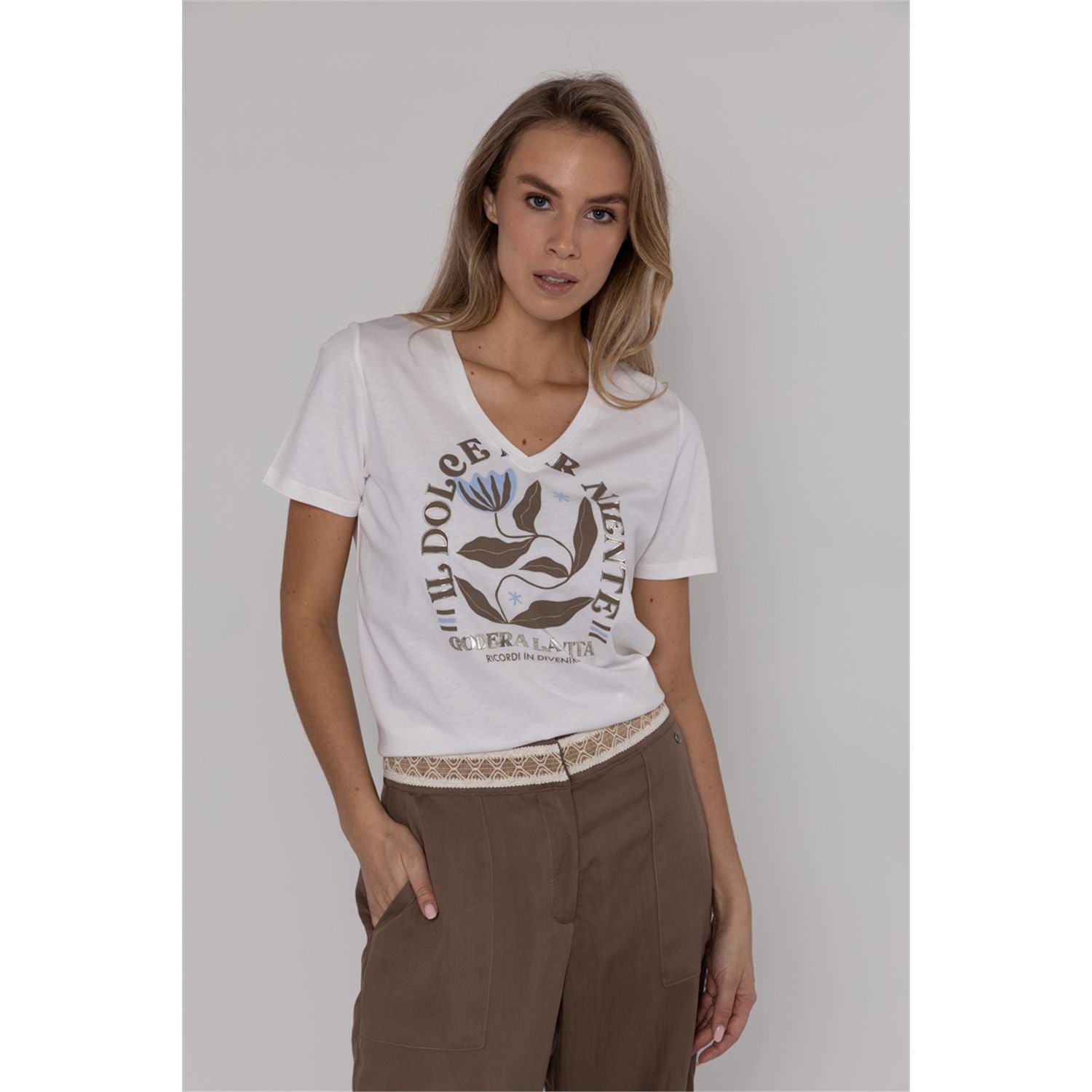 V-neck T-shirt made of 100% cotton with artwork. Pair with one of our jackets for a layered look.