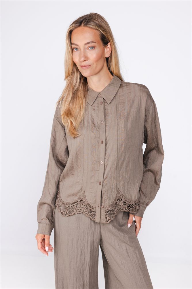 Blouse lace border